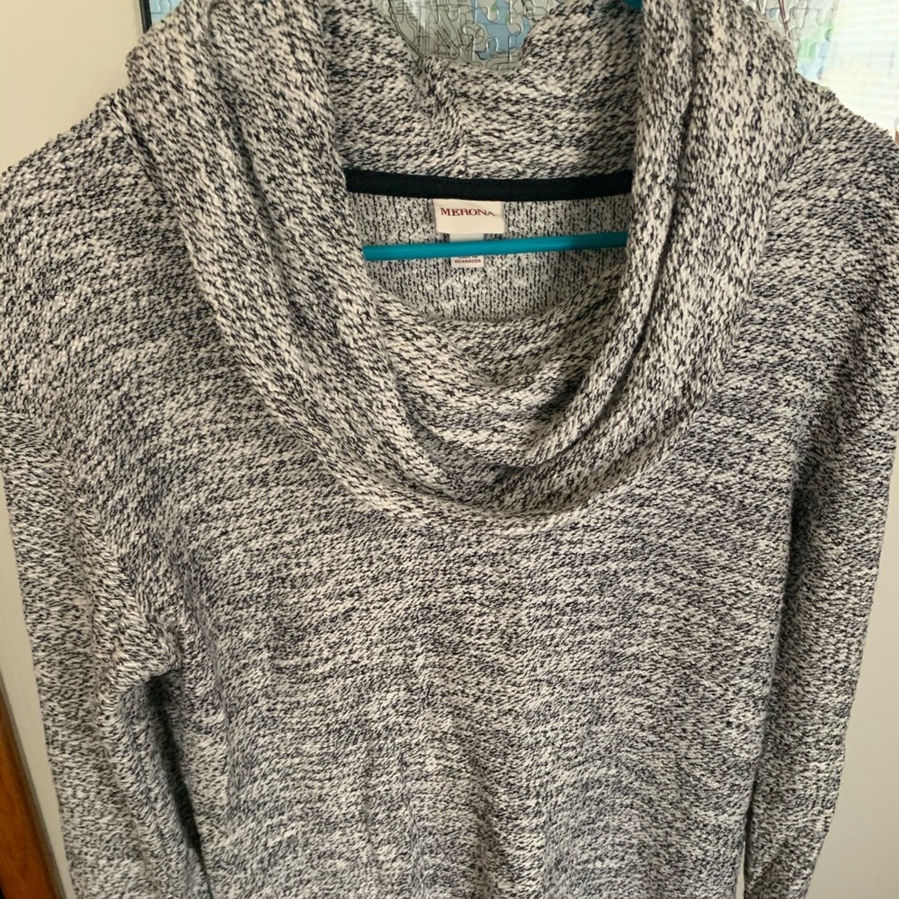 Scoop neck sweater